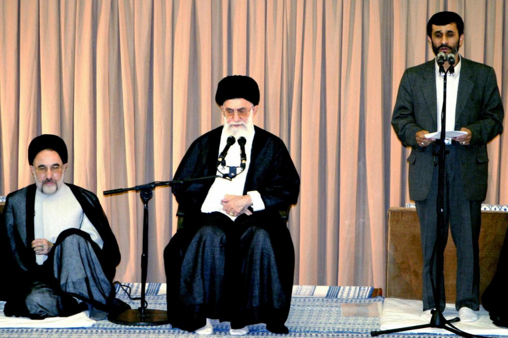 B&yacute;val&yacute; ir&aacute;nsky najvy&scaron;&scaron;&iacute; vodca ajatoll&aacute;h Al&iacute; Chamene&iacute;, b&yacute;val&yacute; prezident Mohammad Ch&aacute;tam&iacute; a vtedaj&scaron;&iacute; prezident Mahm&uacute;d Ahmad&iacute;než&aacute;d (3. augusta 2005). FOTO: Reuters