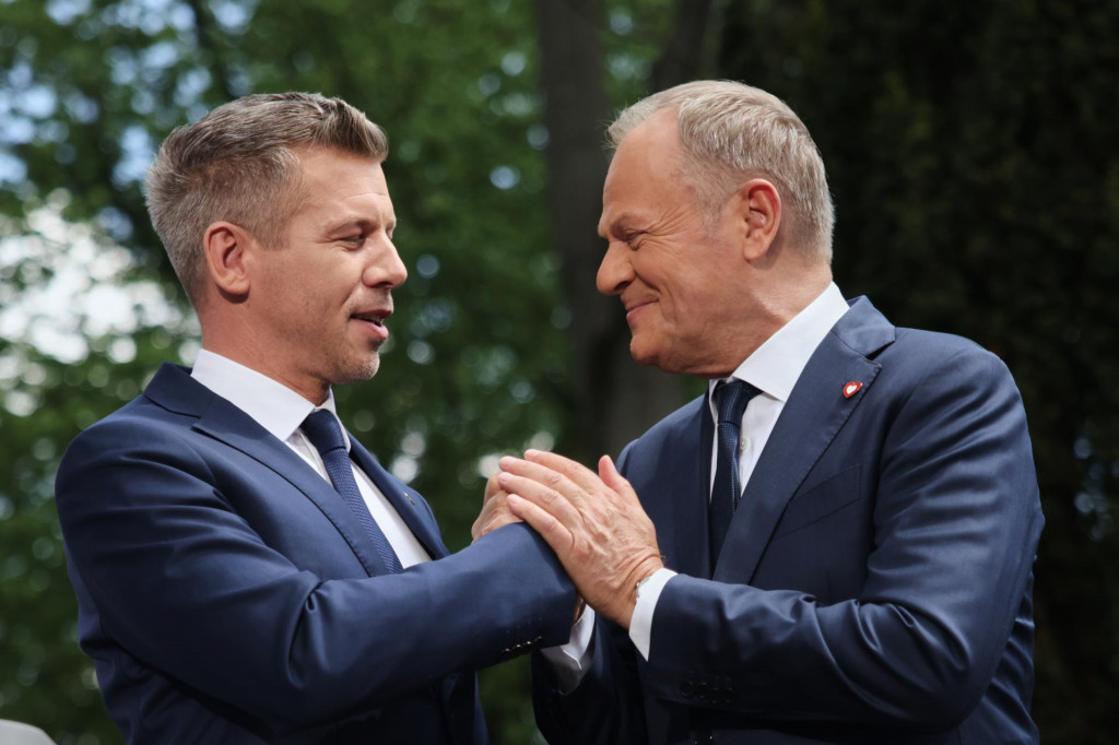 Poľsk&yacute; premi&eacute;r Donald Tusk a jeho maďarsk&yacute; n&aacute;protivok Peter Magyar. FOTO: TASR/AP