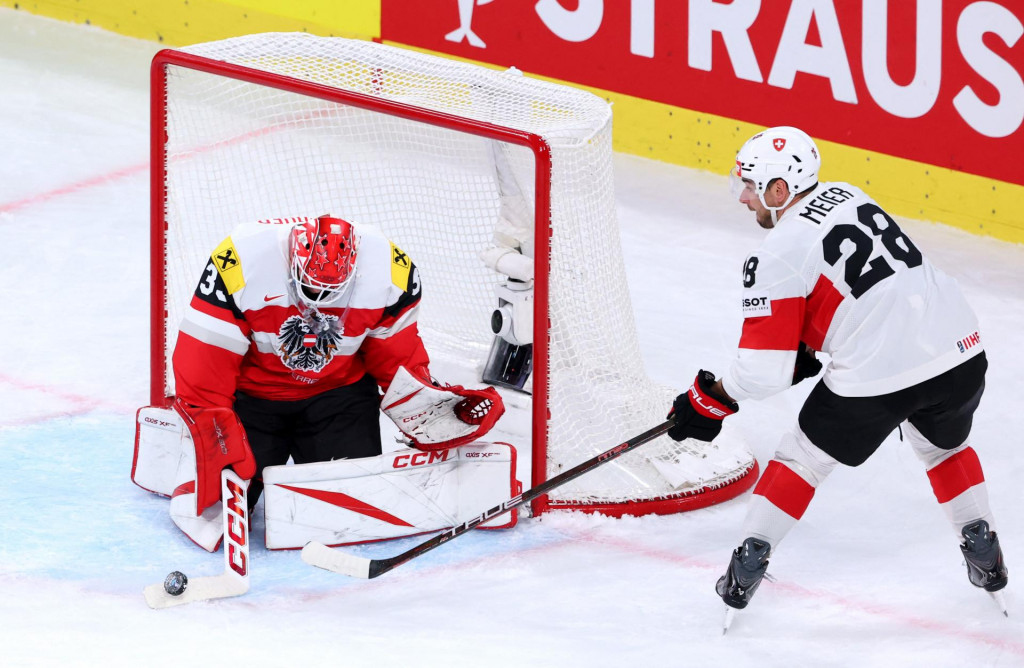 &Scaron;vajčiar Timo Meier a Rak&uacute;&scaron;an Florian Vorauer. FOTO: Reuters