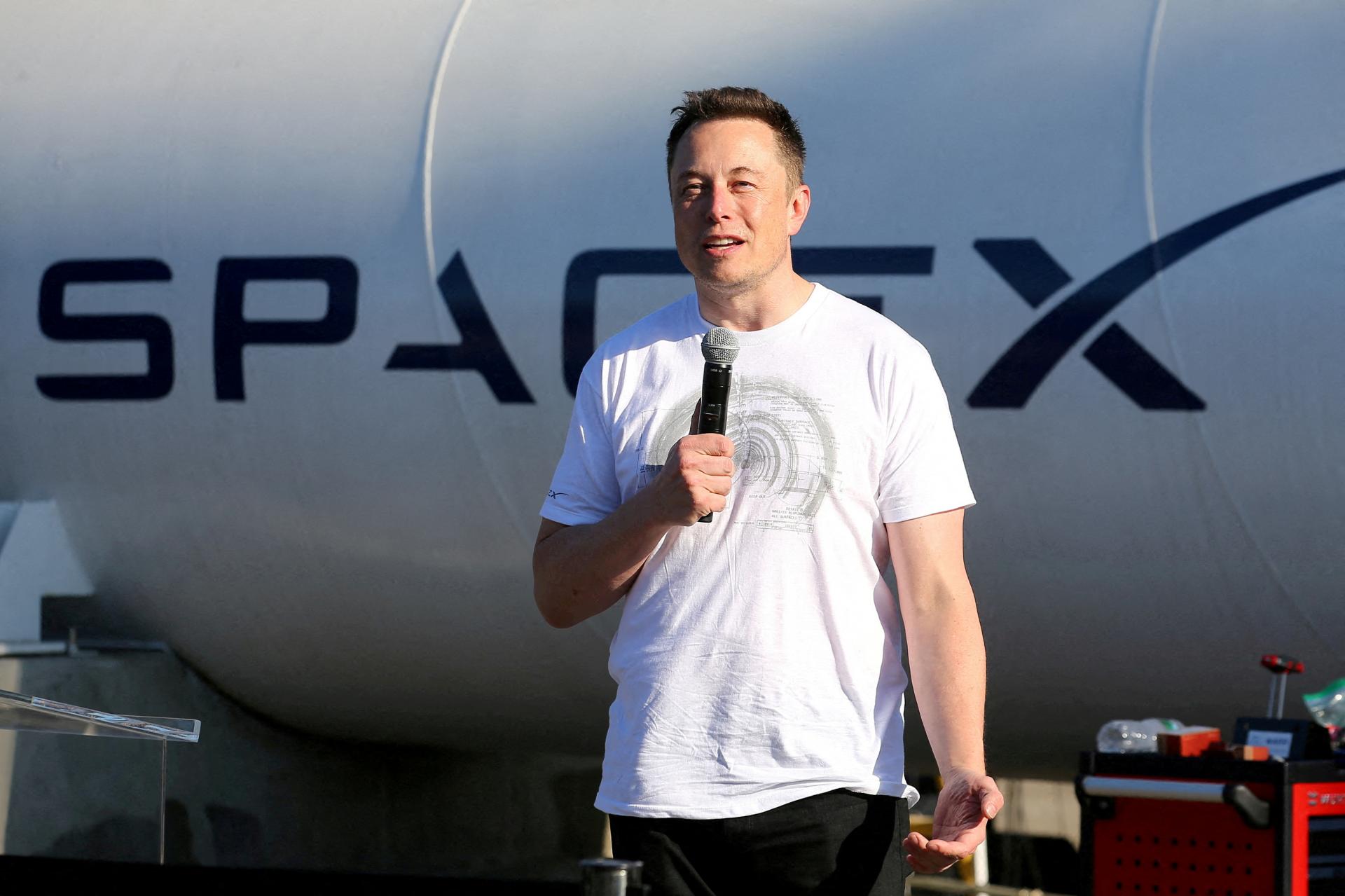 Musk pred&aacute;va vesm&iacute;rnu bud&uacute;cnosť: invest&iacute;cia medzi snom a bublinou