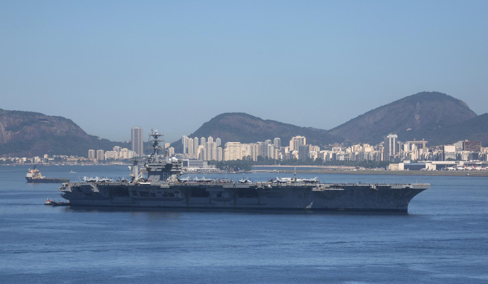 Americk&aacute; lietadlov&aacute; loď USS Nimitz v čase zv&yacute;&scaron;en&eacute;ho nap&auml;tia medzi USA a Kubou vpl&aacute;vala do Karibsk&eacute;ho mora