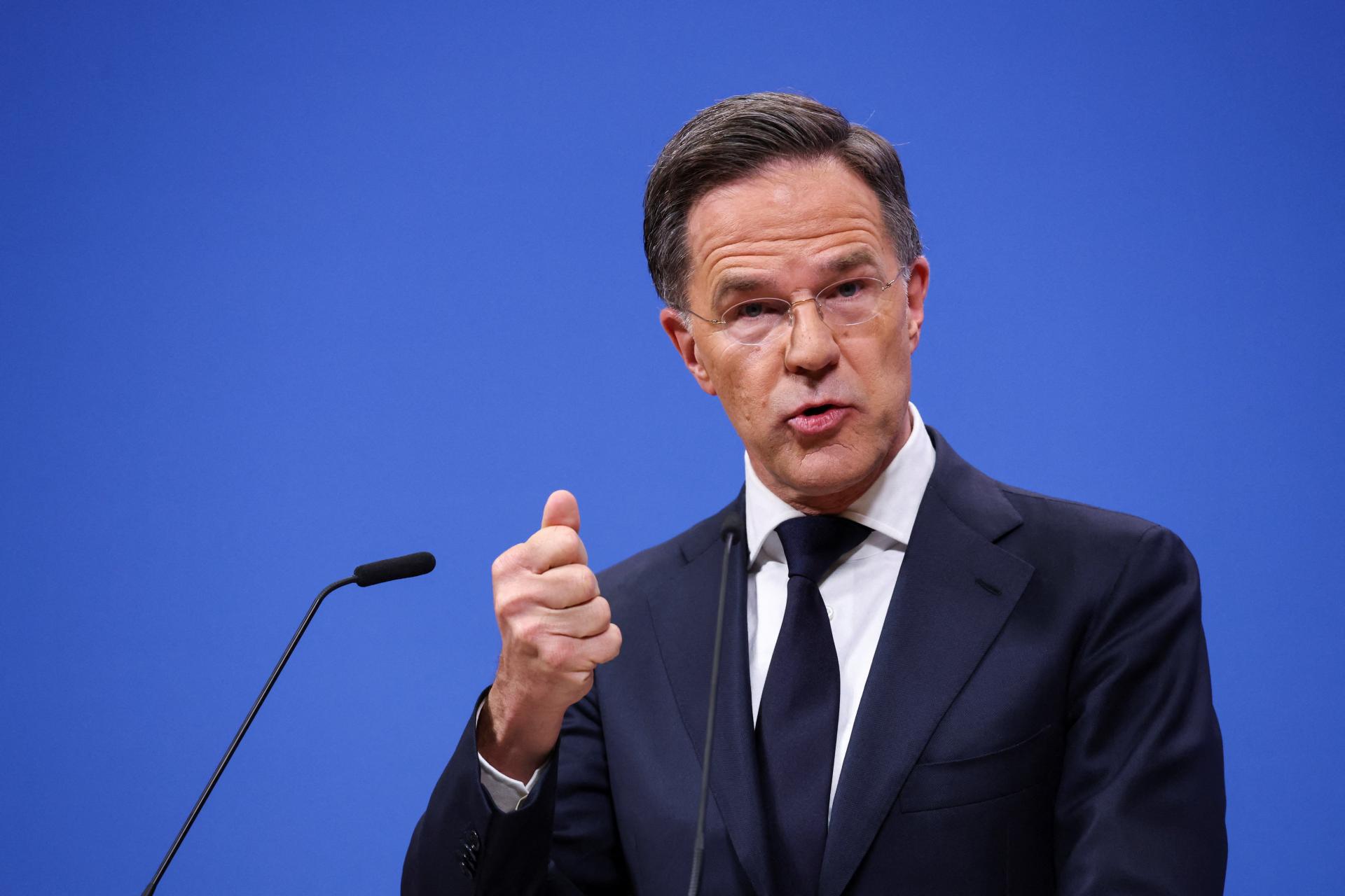 Nie všetci členovia NATO prispievajú vyvážene na pomoc Ukrajine, povedal Rutte