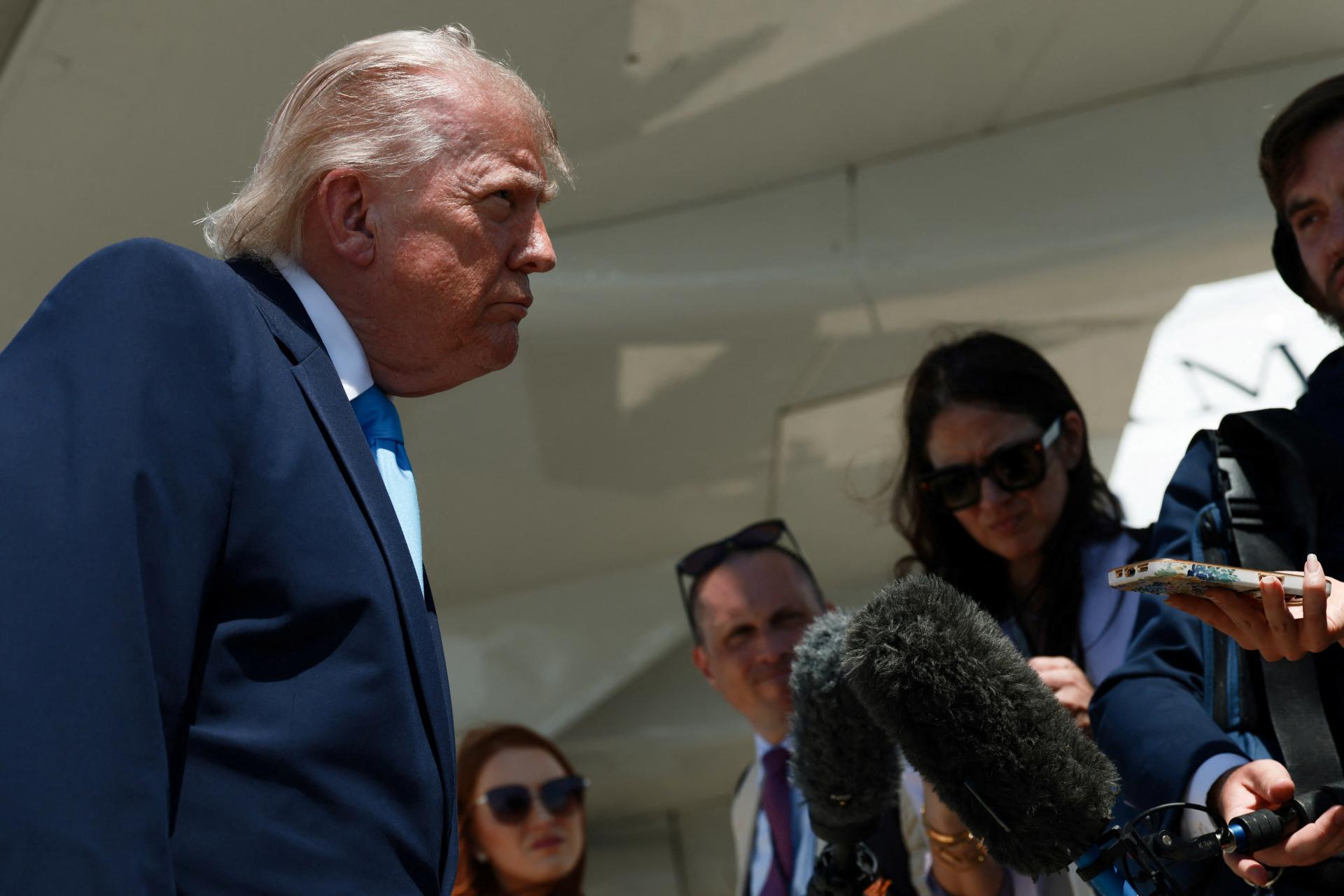 Rokovania s Iránom sú „presne na hrane“ medzi dohodou a novými útokmi, vyhlásil Trump