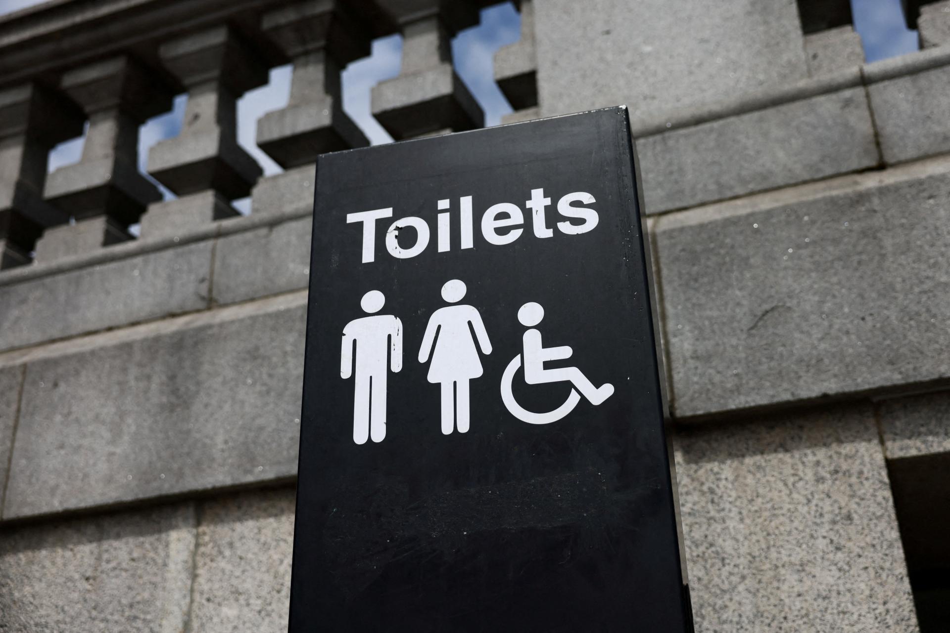 Toalety bez transgender ľudí? Briti stanovili nové pokyny pre organizácie