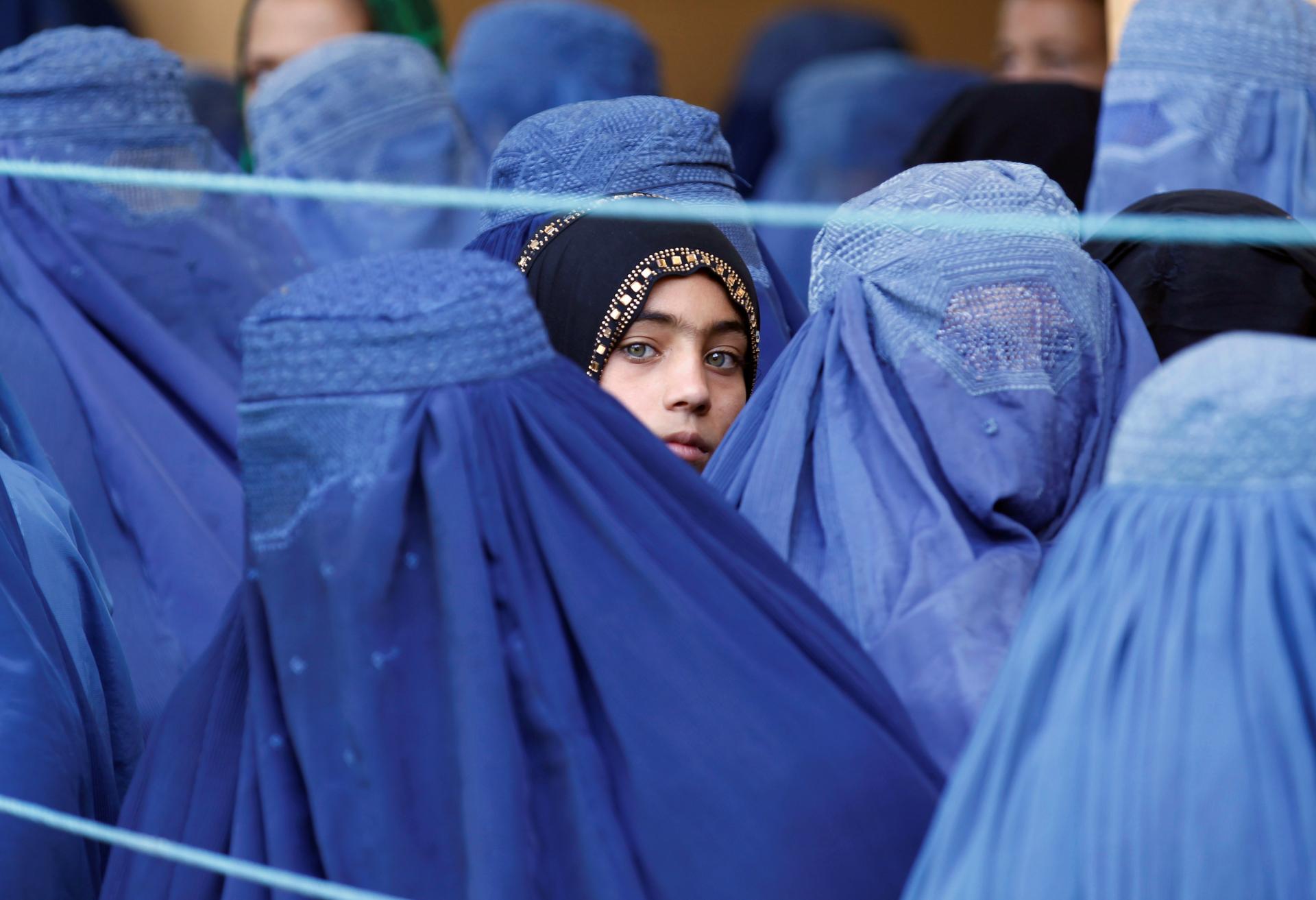 Taliban upravil pravidlá pre rozvody. Afganský zákonník povoľuje detské sobáše, tvrdí OSN
