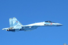 Na sn&iacute;mke zverejnenej franc&uacute;zskou arm&aacute;dou rusk&aacute; st&iacute;hačka Su-35. FOTO: TASR/AP