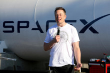 Zakladateľ firmy SpaceX Elon Musk pred Hypoerloopom svojej firmy v roku 2017. FOTO: REUTERS