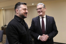 Britsk&yacute; premi&eacute;r Keir Starmer a ukrajinsk&yacute; prezident Volodymyr Zelenskyj. FOTO: TASR/AP
