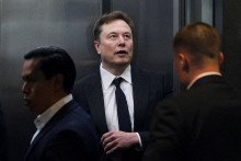 Za minul&yacute; rok spoločnosť Elona Muska vyk&aacute;zala stratu približne 4,94 miliardy USD pri tržb&aacute;ch 18,67 miliardy USD. FOTO: Reuters