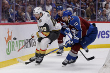 Center Vegas Golden Knights Tom&aacute;&scaron; Hertl (48) a center Colorado Avalanche Nicolas Roy (10) nah&aacute;ňaj&uacute; uvoľnen&yacute; puk počas tretej tretiny. FOTO: Isaiah J. Downing/Imagn Images