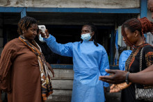 Ebola je vysoko n&aacute;kazliv&eacute; v&iacute;rusov&eacute; ochorenie s vysokou mierou &uacute;mrtnosti, ktor&eacute; sa v KDR pravidelne vyskytuje najm&auml; v odľahl&yacute;ch regi&oacute;noch s obmedzen&yacute;m pr&iacute;stupom k zdravotnej starostlivosti. FOTO: REUTERS