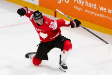Mark Scheifele z Kanady sa te&scaron;&iacute; z v&iacute;ťazn&eacute;ho g&oacute;lu v predĺžen&iacute; z&aacute;pasu z&aacute;kladnej B-skupiny Kanada - N&oacute;rsko na 89. majstrovstv&aacute;ch sveta v ľadovom hokeji vo &scaron;vajčiarskom Fribourgu. FOTO: TASR/AP