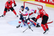 Briti Mat Robson a Nathanael Halbert so &Scaron;vajčiarmi Ninom Niederreiterom a Denisom Malginom. FOTO: Reuters