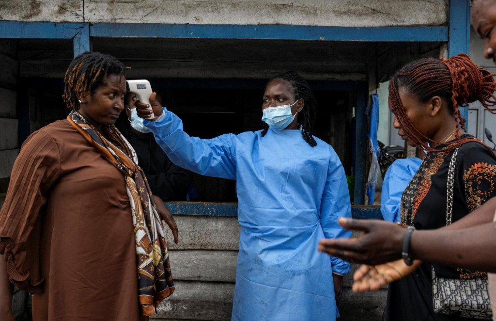 Ebola je vysoko n&aacute;kazliv&eacute; v&iacute;rusov&eacute; ochorenie s vysokou mierou &uacute;mrtnosti, ktor&eacute; sa v KDR pravidelne vyskytuje najm&auml; v odľahl&yacute;ch regi&oacute;noch s obmedzen&yacute;m pr&iacute;stupom k zdravotnej starostlivosti. FOTO: REUTERS