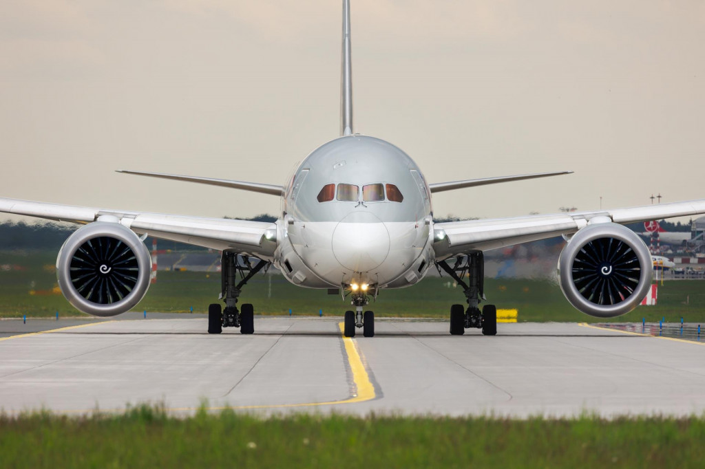 Boeing 787 Dreamliner bude t&uacute;to zimu možn&eacute; v&iacute;dať v Bratislave pravidelne. Na sn&iacute;mke je lietadlo tohto typu na letisku v Prahe. FOTO: Shutterstock