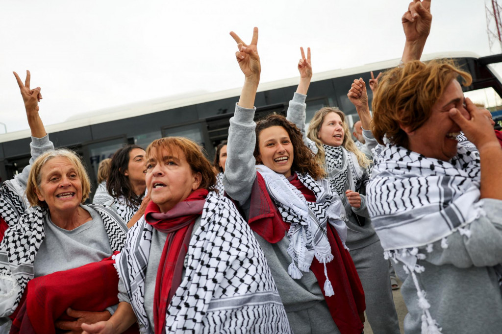 Aktivisti z Glob&aacute;lnej flotily Sumud smeruj&uacute;cej do Gazy, ktor&yacute;ch zadržali izraelsk&eacute; sily po tom, čo ich plavidl&aacute; zadržali v medzin&aacute;rodn&yacute;ch vod&aacute;ch Stredozemn&eacute;ho mora, oslavuj&uacute; po pr&iacute;chode do Istanbulu. FOTO: Reuters