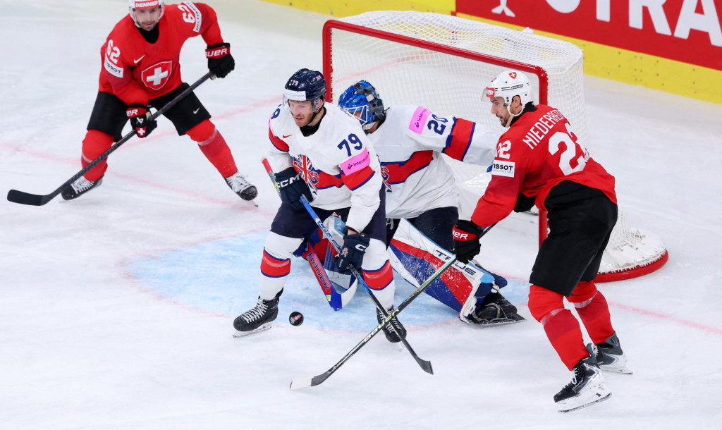 Briti Mat Robson a Nathanael Halbert so &Scaron;vajčiarmi Ninom Niederreiterom a Denisom Malginom. FOTO: Reuters