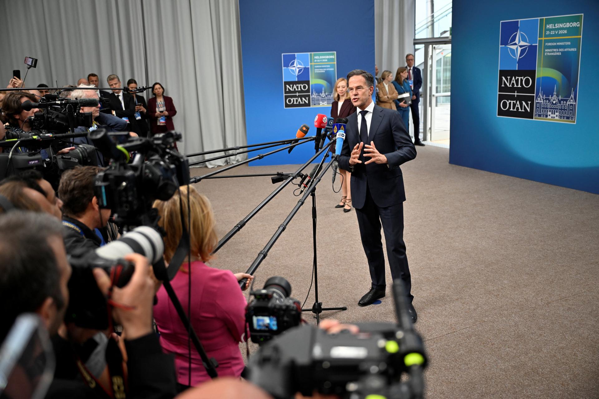 Ministri krajín NATO dnes rokujú vo Švédsku. Témami budú prípravy na summit v Ankare aj obranné výdavky