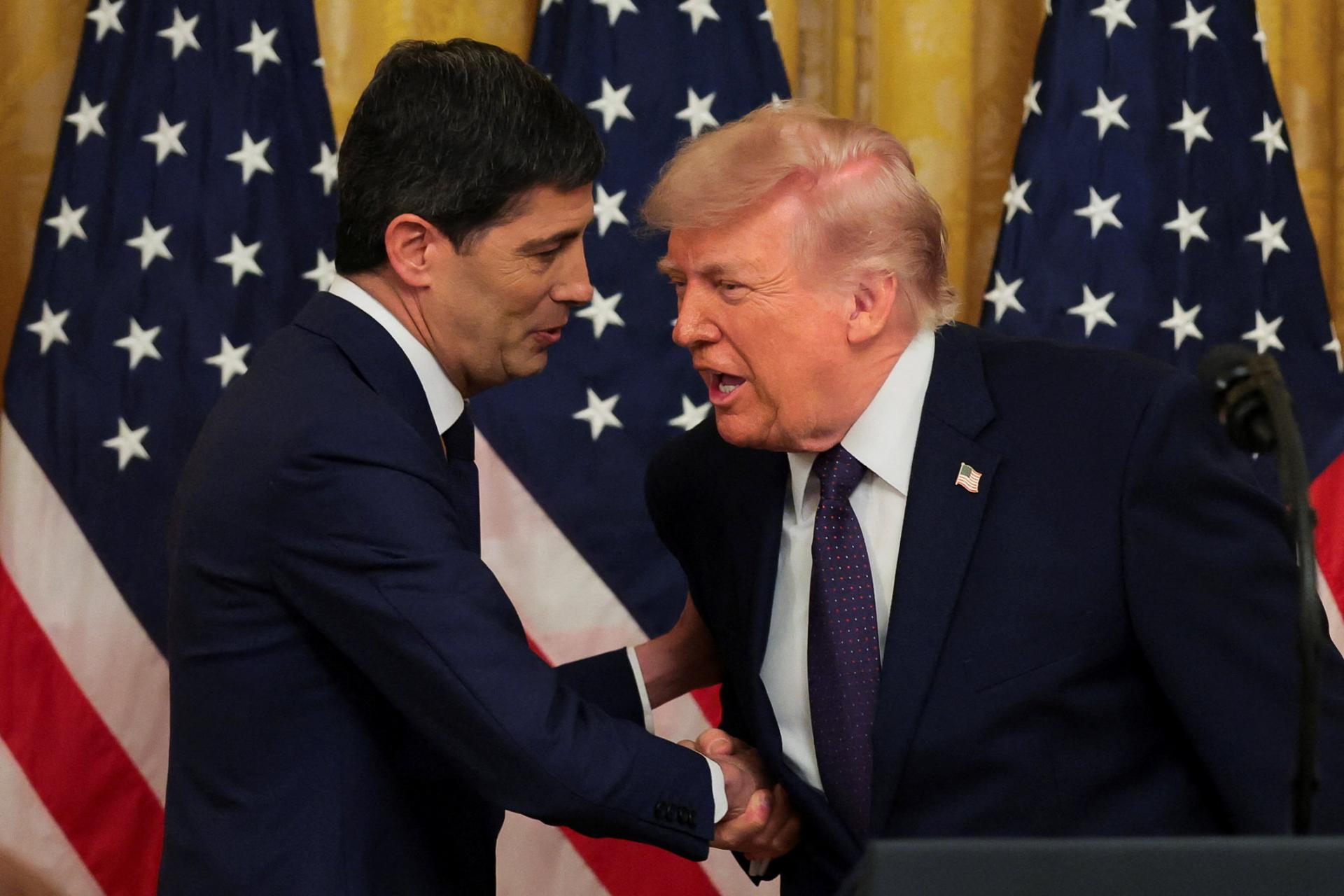 Funkcie šéfa americkej centrálnej banky sa ujal Kevin Warsh, zložil prísahu za prítomnosti Trumpa