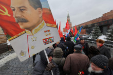 Od roku 1995 vyr&aacute;stlo v Ruskej feder&aacute;cii 213 s&ocirc;ch a b&uacute;st Stalina. FOTO: REUTERS