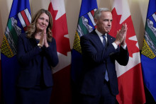 Kanadsk&yacute; premi&eacute;r Mark Carney a premi&eacute;rka Alberty Danielle Smithov&aacute;. FOTO: Reuters