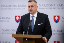 L&iacute;der SNS Andrej Danko sa pri koaličnom rebelovan&iacute; ocitol s v&yacute;nimočne siln&yacute;mi kartami a bude nimi hrať. FOTO: TASR/Jakub Kotian