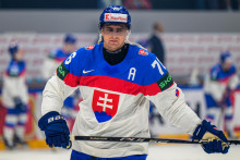 Martin Posp&iacute;&scaron;il (Slovensko) sa rozcvičuje na ľadovej ploche. FOTO: TASR/Veronika Mihalikov&aacute;