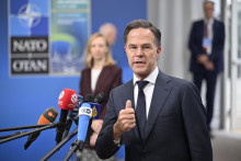 Gener&aacute;lny tajomn&iacute;k NATO Mark Rutte prich&aacute;dza na zasadnutie ministrov zahraničn&yacute;ch vec&iacute; kraj&iacute;n NATO vo &scaron;v&eacute;dskom Helsingborgu v piatok 22. m&aacute;ja 2026. FOTO: TASR/AP