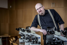 MUDr. Jarom&iacute;r &Scaron;r&aacute;mek, z &Uacute;stavu histol&oacute;gie a embryol&oacute;gie 1. lek&aacute;rskej fakulty Univerzity Karlovej a predseda Česk&eacute;ho klubu skeptikov Sisyfos (Sizyfos).