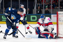 Brank&aacute;r Veľkej Brit&aacute;nie Mat Robson (vpravo) a hr&aacute;č F&iacute;nska Patrik Puistola počas z&aacute;pasu z&aacute;kladnej A-skupiny F&iacute;nsko - Veľk&aacute; Brit&aacute;nia. FOTO: TASR/AP