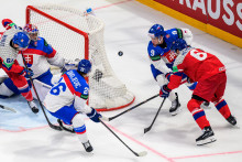 Na sn&iacute;mke zľava Martin Kaut (Česko), brank&aacute;r Samuel Hlavaj (Slovensko), Luka Radivojevič, Filip Me&scaron;&aacute;r (obaja Slovensko) a Michal Kempn&yacute; (Česko) v z&aacute;pase z&aacute;kladnej B-skupiny Slovensko - Česko na 89. majstrovstv&aacute;ch sveta v ľadovom hokeji vo &scaron;vajčiarskom Fribourgu v sobotu 23. m&aacute;ja 2026. FOTO TASR/Veronika Mihalikov&aacute;