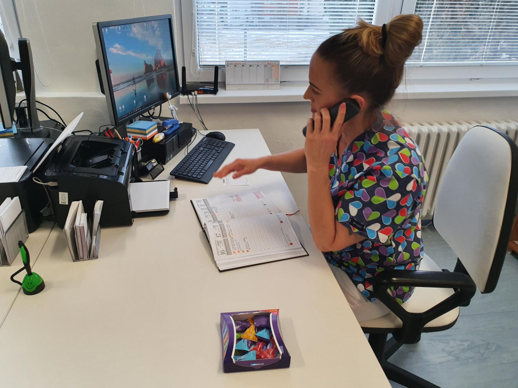 Pacient si vyhľad&aacute; ambulanciu alebo lek&aacute;ra, vyberie si voľn&yacute; term&iacute;n a objedn&aacute; sa bez potreby registr&aacute;cie.