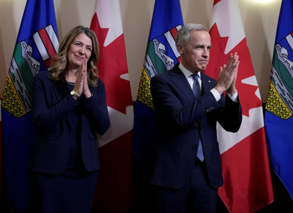 Kanadsk&yacute; premi&eacute;r Mark Carney a premi&eacute;rka Alberty Danielle Smithov&aacute;. FOTO: Reuters