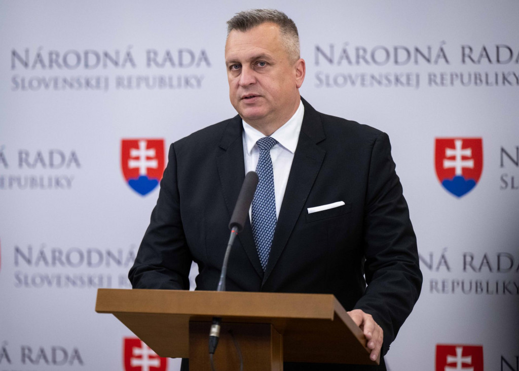 L&iacute;der SNS Andrej Danko sa pri koaličnom rebelovan&iacute; ocitol s v&yacute;nimočne siln&yacute;mi kartami a bude nimi hrať. FOTO: TASR/Jakub Kotian