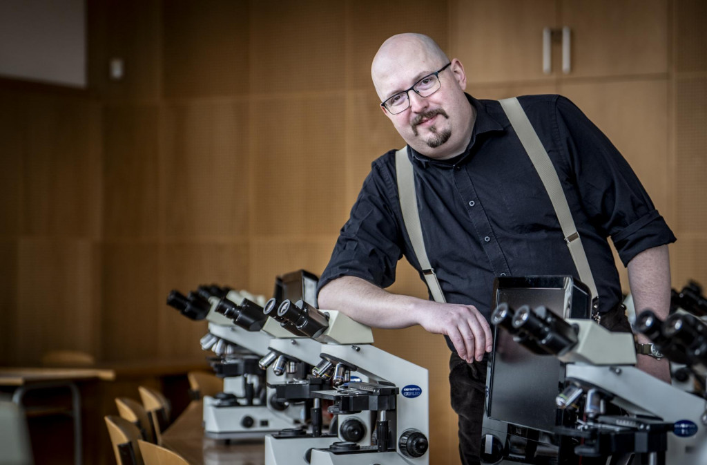MUDr. Jarom&iacute;r &Scaron;r&aacute;mek, z &Uacute;stavu histol&oacute;gie a embryol&oacute;gie 1. lek&aacute;rskej fakulty Univerzity Karlovej a predseda Česk&eacute;ho klubu skeptikov Sisyfos (Sizyfos).
