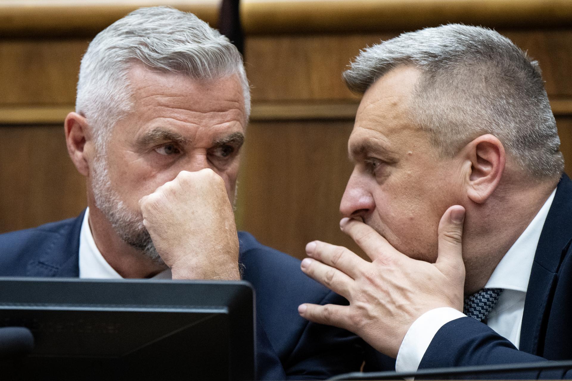 Ga&scaron;par br&aacute;ni stabilitu vl&aacute;dy a kritizuje Danka, opoz&iacute;cia upozorňuje na chaos aj ch&yacute;baj&uacute;ce ekonomick&eacute; rie&scaron;enia