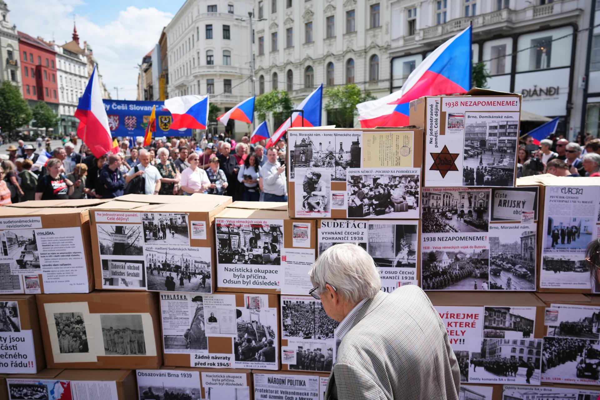Stretnutie sudetských Nemcov v Brne rozvírilo v Česku vášne. Púť zmierenia z Pohořelíc sprevádzali protesty