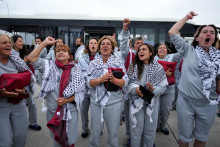 Aktivisti z Glob&aacute;lnej flotily Sumud smeruj&uacute;cej do Gazy, ktor&yacute;ch zadržali izraelsk&eacute; sily po tom, čo ich plavidl&aacute; zadržali v medzin&aacute;rodn&yacute;ch vod&aacute;ch Stredozemn&eacute;ho mora, oslavuj&uacute; po pr&iacute;chode do Istanbulu. FOTO: Reuters