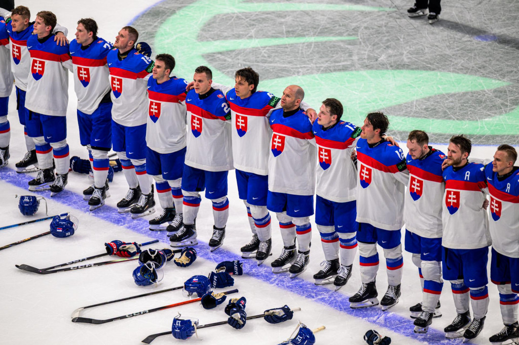 Slovensk&iacute; hr&aacute;či sa držia okolo pliec po z&aacute;pase z&aacute;kladnej B-skupiny D&aacute;nsko - Slovensko na 89. majstrovstv&aacute;ch sveta v ľadovom hokeji vo &scaron;vajčiarskom Fribourgu vo &scaron;tvrtok 21. m&aacute;ja 2026. Slovensko zv&iacute;ťazilo 5:1. FOTO: TASR/Veronika Mihalikov&aacute;