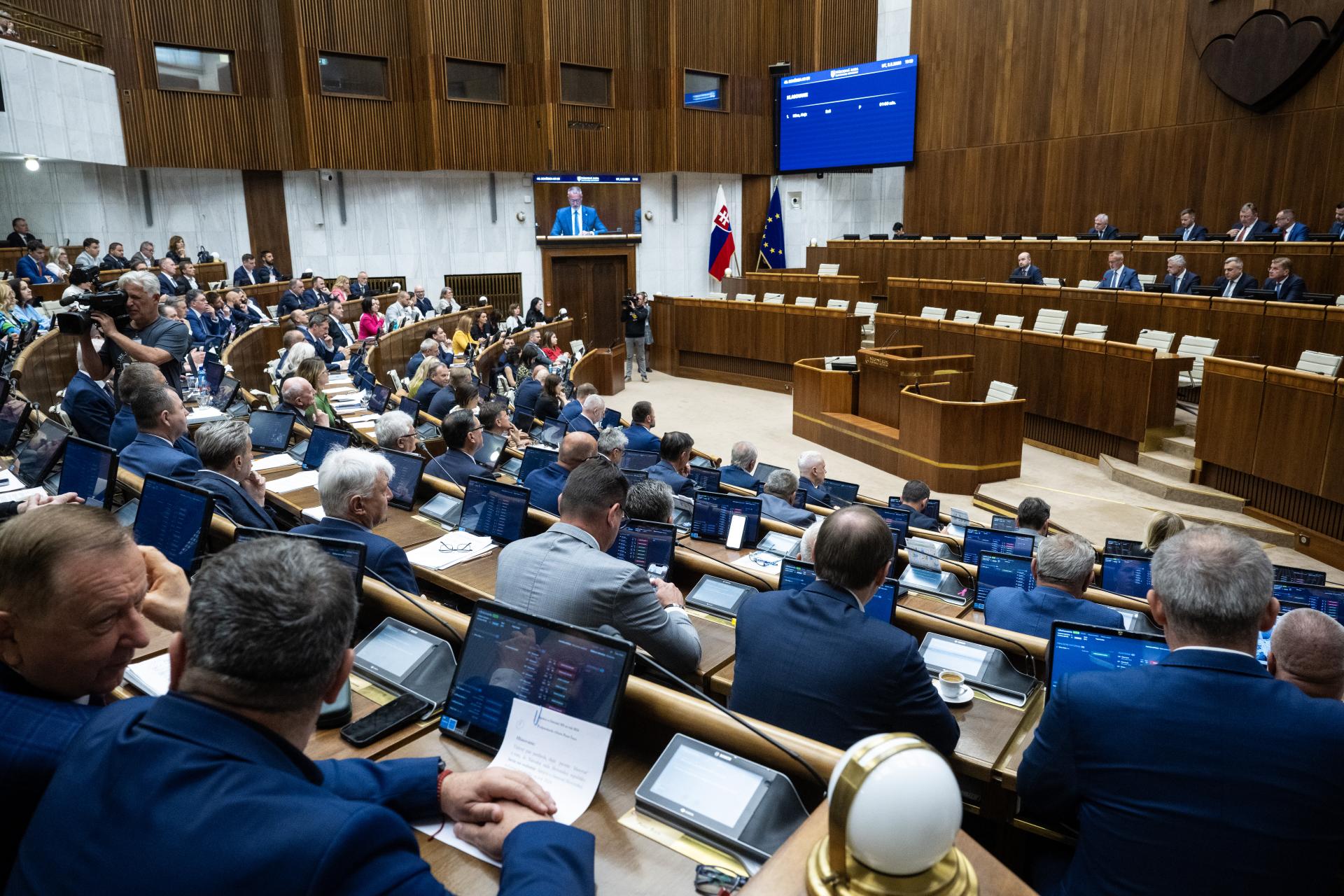 Parlament čak&aacute; pred letom marat&oacute;n. Riadiť sa bude nov&yacute;m rokovac&iacute;m poriadkom, t&eacute;mou bude aj voľba zo zahraničia