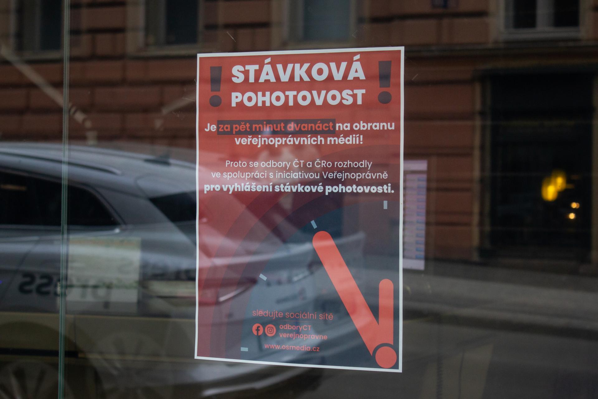V centre Prahy protestuj&uacute; za verejnopr&aacute;vne m&eacute;di&aacute; davy ľud&iacute;. Kritizuj&uacute; zmenu z&aacute;kona