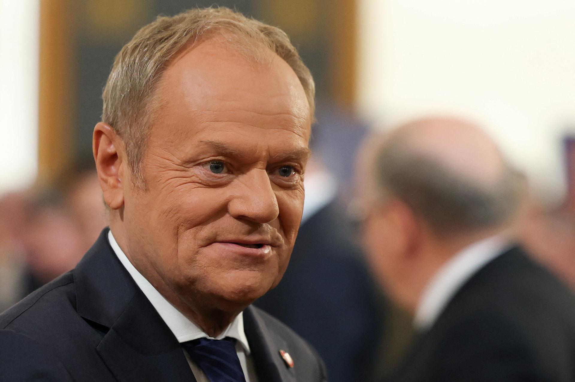 Poľsko čelí sérii falošných poplachov, tvrdí Tusk. Hasiči v noci vnikli do bytu prezidentovho príbuzného