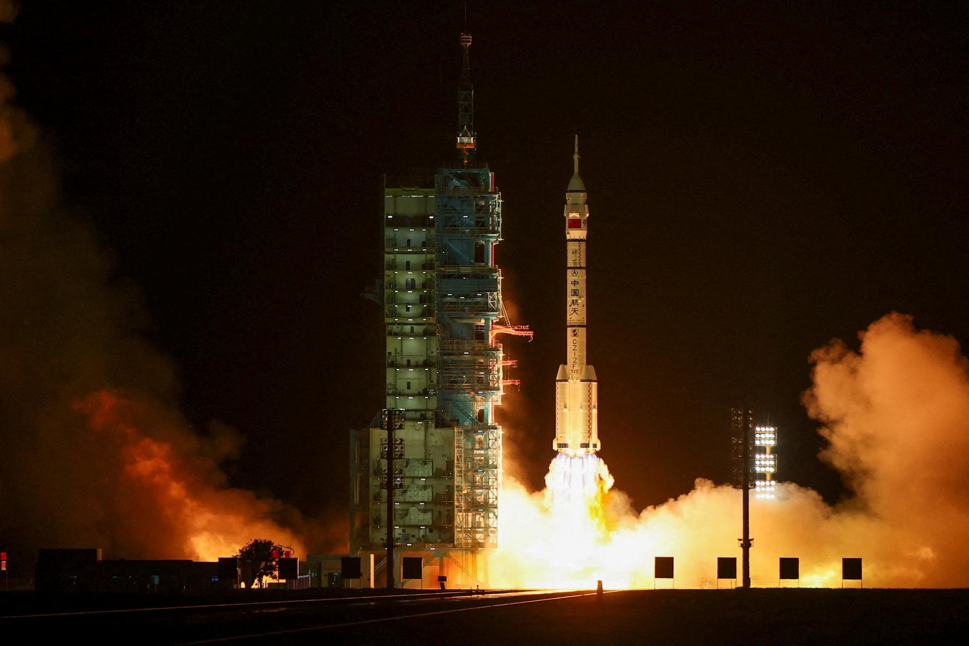 Č&iacute;na vyslala na vesm&iacute;rnu stanicu troch astronautov, jeden z nich tam m&aacute; str&aacute;viť rok