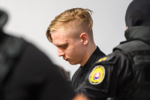 Obžalovan&yacute; Samuel Stra&scaron;ko prich&aacute;dza v sprievode pr&iacute;slu&scaron;n&iacute;kov Zboru v&auml;zenskej a justičnej str&aacute;že na &Scaron;pecializovan&yacute; trestn&yacute; s&uacute;d v Pezinku. FOTO: TASR/Jaroslav Nov&aacute;k