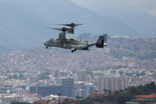 Lietadlo MV-22B Osprey americkej n&aacute;mornej pechoty sa počas vojensk&eacute;ho cvičenia v Caracase vo Venezuele bl&iacute;ži k americk&eacute;mu veľvyslanectvu. FOTO: Reuters