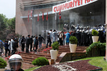 Tureck&aacute; poriadkov&aacute; pol&iacute;cia vst&uacute;pila do s&iacute;dla hlavnej opozičnej Republik&aacute;nskej ľudovej strany, aby vyhnala jej zosaden&eacute; vedenie. FOTO: Reuters