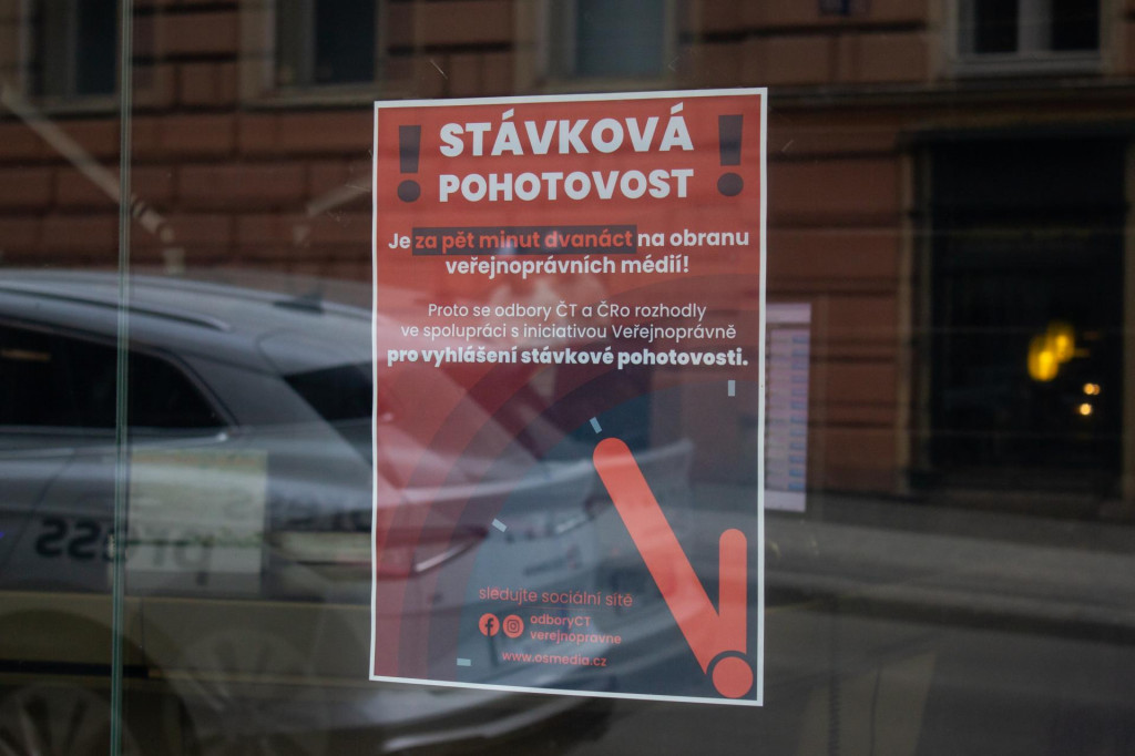 Let&aacute;k s ozn&aacute;men&iacute;m o vyhl&aacute;sen&iacute; &scaron;trajkovej pohotovosti zo začiatku m&aacute;ja nalepen&yacute; v okne budovy Česk&eacute;ho rozhlasu. FOTO: TASR/Barbora Vizv&aacute;ryov&aacute;