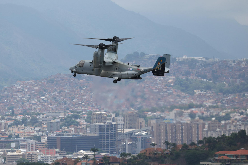 Lietadlo MV-22B Osprey americkej n&aacute;mornej pechoty sa počas vojensk&eacute;ho cvičenia v Caracase vo Venezuele bl&iacute;ži k americk&eacute;mu veľvyslanectvu. FOTO: Reuters