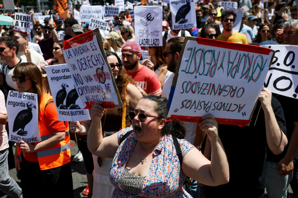 Demon&scaron;tranti v Madride protestuj&uacute; proti vysok&yacute;m životn&yacute;m n&aacute;kladom. FOTO: Reuters