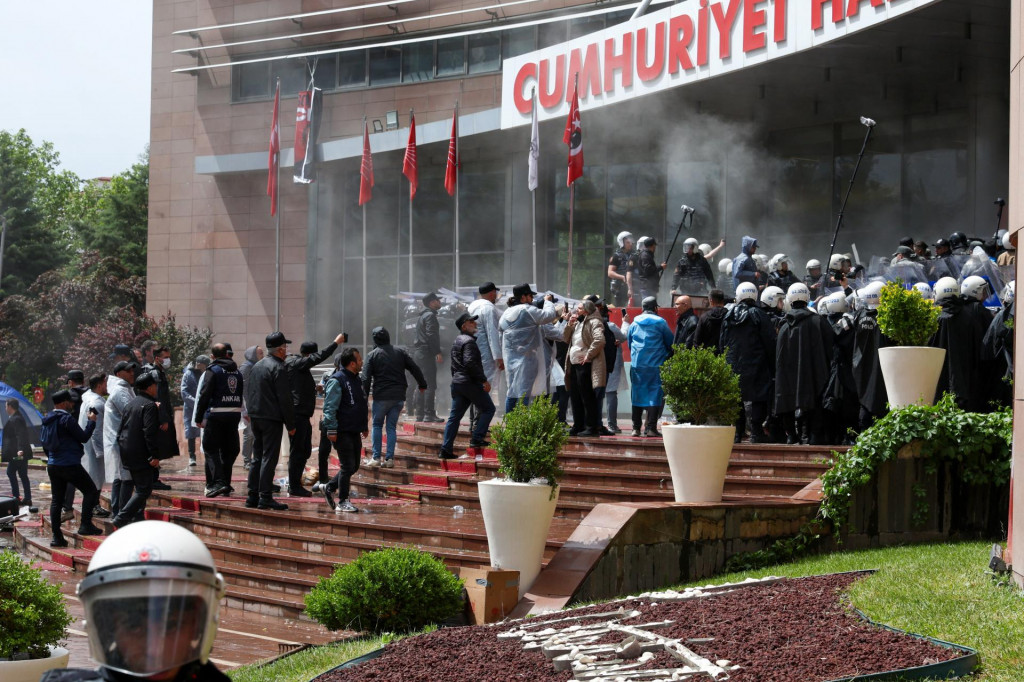 Tureck&aacute; poriadkov&aacute; pol&iacute;cia vst&uacute;pila do s&iacute;dla hlavnej opozičnej Republik&aacute;nskej ľudovej strany, aby vyhnala jej zosaden&eacute; vedenie. FOTO: Reuters
